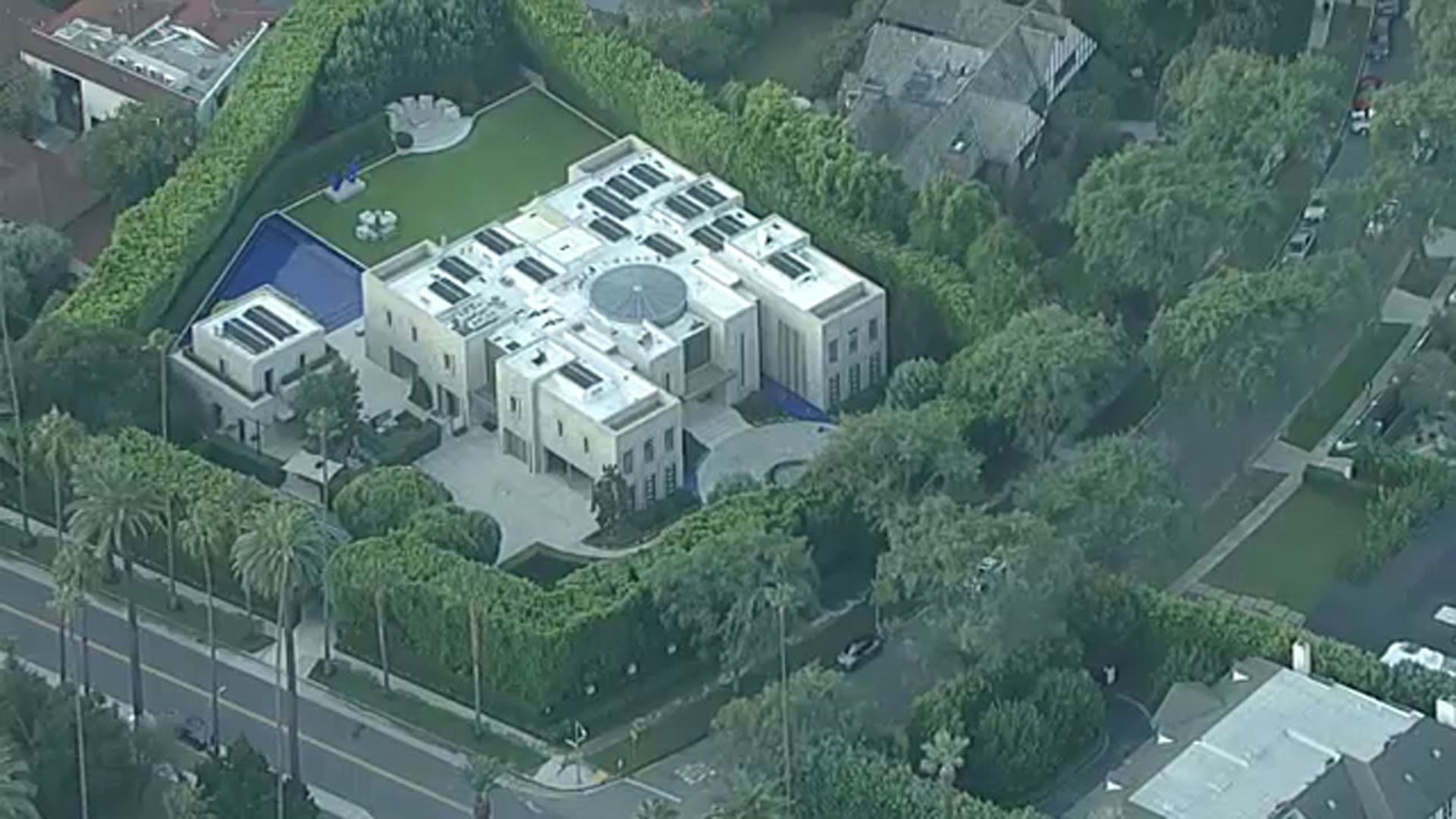 FBI serves search warrant tied to Eric Swalwell investigation at mansion in Beverly Hills
— Aurora Community news